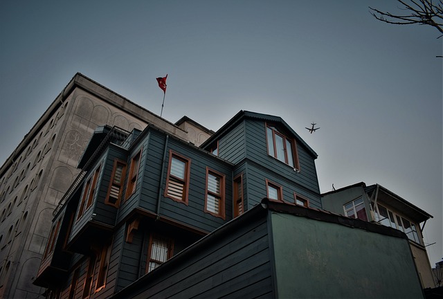 Blåt flag med hvidt kryds: Symbol på stolthed eller forældet tradition?